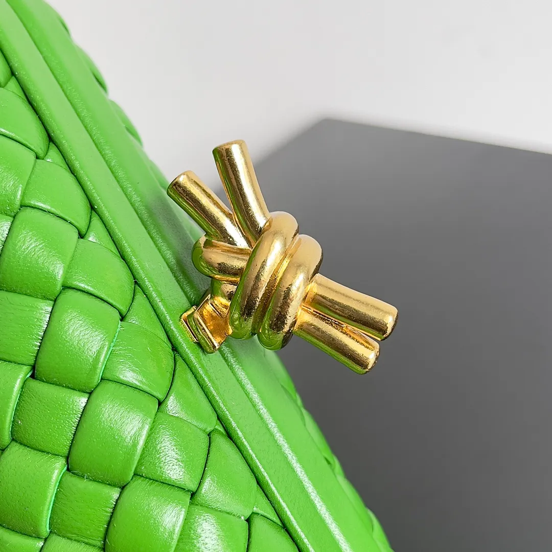 Batch 1860 BV Knot | The classic return of the evening bag. Original leather ➕ Stainless steel hardware ➕ 24k real gold plating ➕ Fully handmade. Those who know the history of our brand should have heard that the knot is a story of Bottega Veneta, and it is also one of the more important design elements. Matthieu Blazy's work this season sublimates Knot's classics, with a new knot design and a woven shoulder strap, plus Fouland Intreccio's weaving technology, adding some fashion to the retro and nostalgic feel of the past. Style number: 717622 Size: 20.5*6*12.5